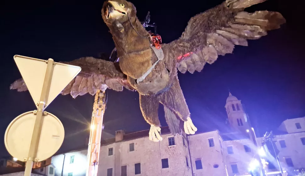 Finale uz divovske lutke u predstavi Marija Kovača