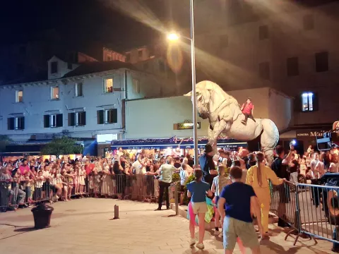 Finale uz divovske lutke u predstavi Marija Kovača