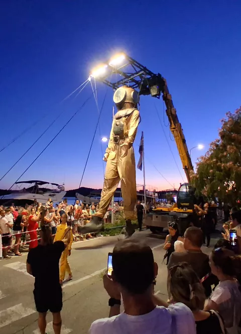 Finale uz divovske lutke u predstavi Marija Kovača