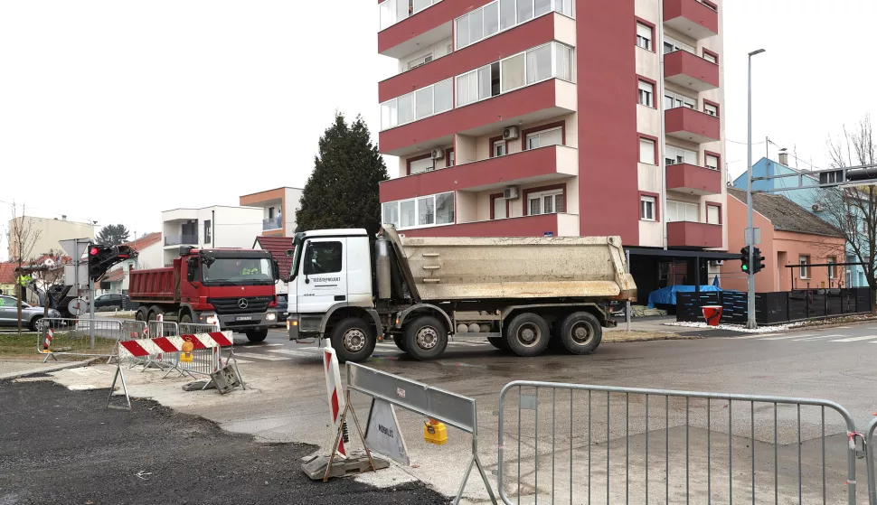 Osijek, 15. 01. 2025., Gundulićeva - Dubrovačka, križanje, radovi, zatvoreno za prometSNIMIO BRUNO JOBST