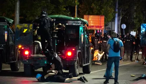 Beograd, 28.6.2025.- Vi?e prosvjednika i policajaca ozlije?eno je u subotu u nave?er nakon ?to je policija intervenirala poslije slu?benog zavr?etka masovnog studentskog prosvjeda u sredi?tu Beograda s kojeg je ponovljen zahtjev za raspisivanje prijevremenih izbora. foto HINA/ TANJUG/ VLADIMIR ?POR?I?/ ua