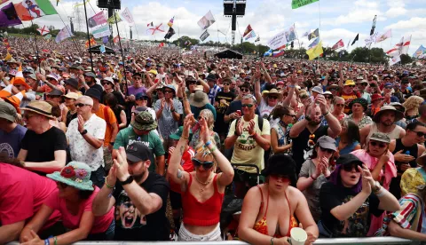 epa12200724 Festival goers at Glastonbury watch Supergrass during day three of the Glastonbury Festival at Worthy Farm near Pilton, Somerset, Britain, 27 June 2025. The Glastonbury Festival of Contemporary Performing Arts 2025 runs from 25 to 29 June 2025. EPA/ANDY RAIN