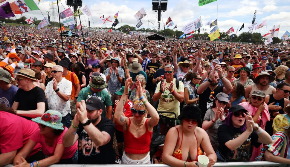 epa12200724 Festival goers at Glastonbury watch Supergrass during day three of the Glastonbury Festival at Worthy Farm near Pilton, Somerset, Britain, 27 June 2025. The Glastonbury Festival of Contemporary Performing Arts 2025 runs from 25 to 29 June 2025. EPA/ANDY RAIN