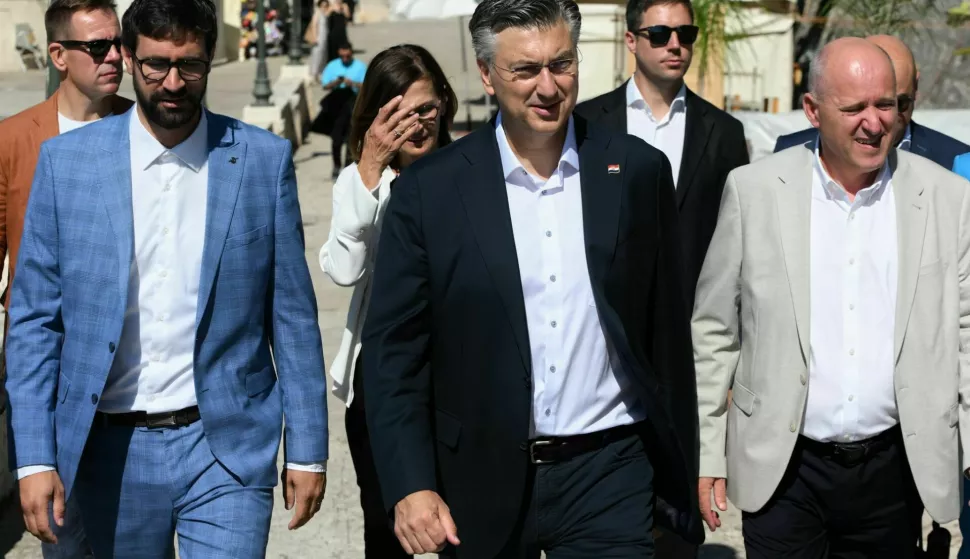 Korčula, 30.06.2025. - Predsjednik Vlade Andrej Plenković boravio je na Korčuli te se sastao sa županom Dubrovačko-neretvanske županije Blažom Pezom, gradonačelnikom Grada Korčule Franom Jeričevićem, kao i načelnicima općina otoka Korčule. Uz predsjednika Vlade bio je potpredsjednik Vlade i ministar prostornoga uređenja, graditeljstva i državne imovine Branko Bačić te državna tajnica u Ministarstvu regionalnoga razvoja i fondova Europske unije Zrinka Raguž. Na fotografiji Frano Jeričević, Andrej Plenković, Branko Bačić. foto HINA/ Vlada RH/ tm