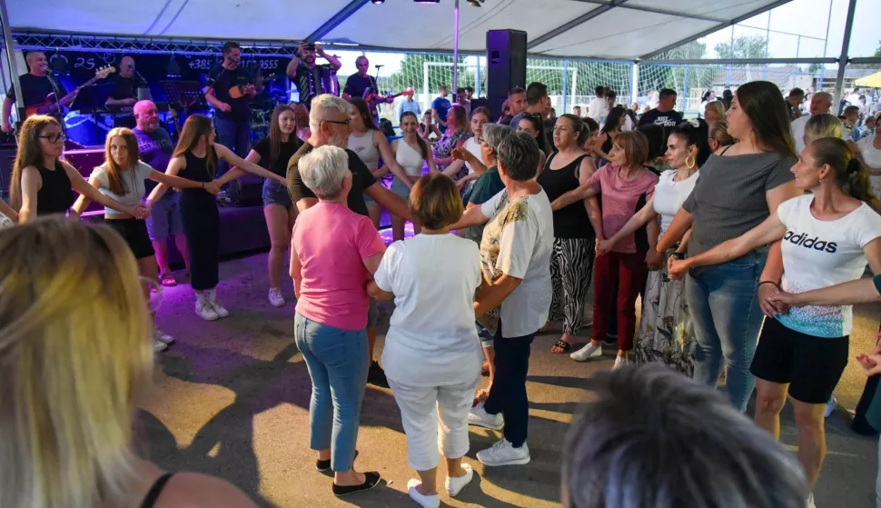 Velimirovačka ljetna večer privukla sve one željne druženja i zabave