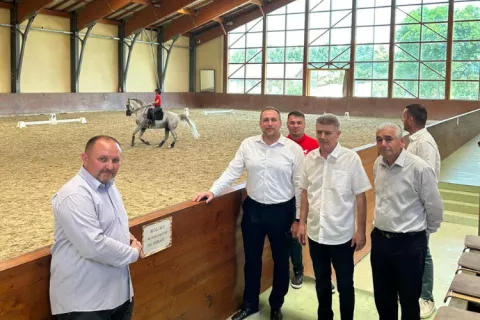 ĐakovoLipanj 2025.Ministar davor Vlajčić u obilasku zatvorene jahaonice Državn e ergele Đakovo