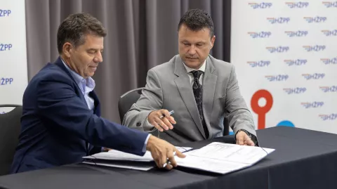 Zagreb, 30.6.2025 - Ugovor o kupoprodaji 13 novih vlakova vrijedan 117,9 milijuna eura, potpisali su predstavnici HŽ Putničkog prijevoza i KONČAR – Električnih vozila. Na slici Željko Ukić i Josip Ninić.Foto Hina/ Dario GRZELJ/ dag
