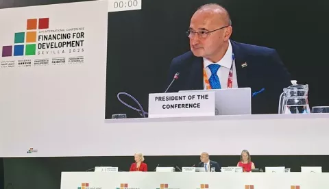 Sevilla, 30.6.2025.- Hrvatska je od zemlje koja prima pomo? postala zemlja donator i promotor ljudskog dostojanstva i borbe protiv nejednakosti i siroma?tva, poru?io je u ime predsjednika Vlade Andreja Plenkovi?a u ponedjeljak ?ef diplomacije Gordan Grli?-Radman na konferenciji za razvoj u Sevilli. foto HINA/ MVEP/ ua