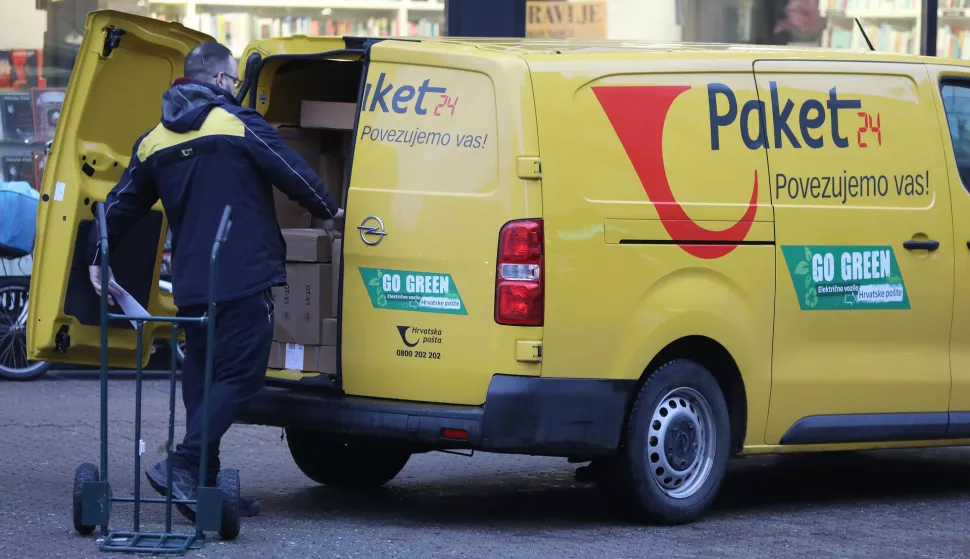 09.01.2023., Zagreb - Za dostavu paketa Hrvatska posta sve vise koristi elektricna vozila. Photo: Patrik Macek/PIXSELL