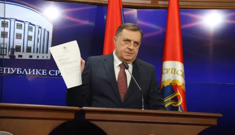 Banja Luka, 27.2.2025. - ?elnik u BiH Milorad Dodik pozvao je na usvajanje zakona kojim bi se osporile dr?avne institucije na teritoriju entiteta. Obra?aju?i se zastupnicima Narodne skup?tine Republike Srpske, Dodik je pojasnio da se entitetskim zakonom prakti?no onemogu?ava rad dr?avnih pravosudnih i sigurnosnih institucija na njezinome tlu. foto HINA/ TANJUG/ FOTO SRNA/ Borislav Zdrinja/ ua