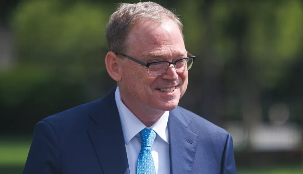 epa12206500 US Director of the National Economic Council Kevin Hassett walks to the West Wing of the White House in Washington, DC, USA, 30 June 2025. Hassett did not respond to shouted questions from reporters about ongoing trade negotiations with other countries. EPA/AARON SCHWARTZ/POOL