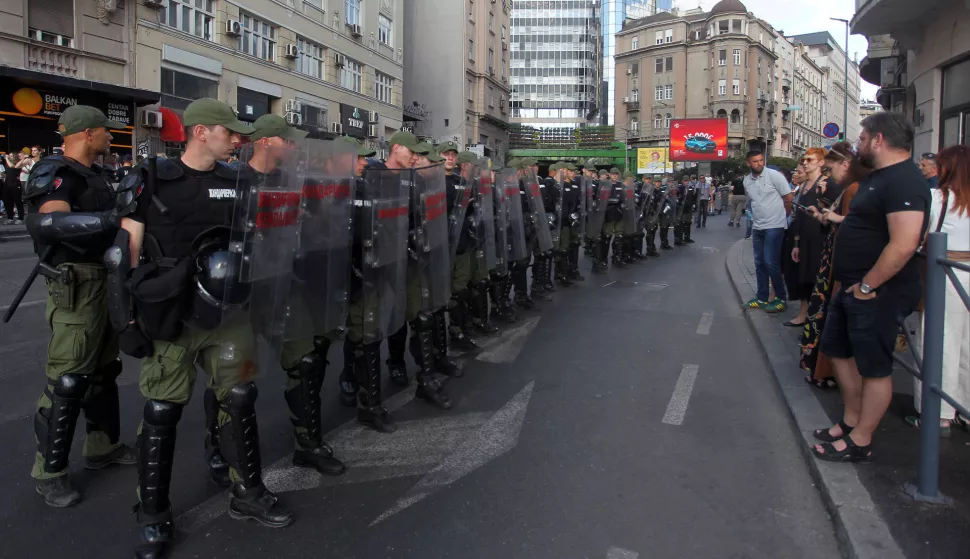 Beograd, 30.6.2025.- Valovi gra?anskog neposluha, na koji je pozvao studentski pokret s masovnog prosvjeda u subotu u Beogradu, uz zahtjev za raspisivanje prijevremenih izbora, ?ire se u ponedjeljak Srbijom brojnim blokadama koje su na prometnice i raskri?ja izvele tisu?e ljudi. foto HINA/ FoNet/ Aleksandar Barda/ ua