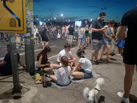 Beograd, 30.6.2025.- Valovi gra?anskog neposluha, na koji je pozvao studentski pokret s masovnog prosvjeda u subotu u Beogradu, uz zahtjev za raspisivanje prijevremenih izbora, ?ire se u ponedjeljak Srbijom brojnim blokadama koje su na prometnice i raskri?ja izvele tisu?e ljudi. foto HINA/ FoNet/ Bojana Milovanovi?/ ua