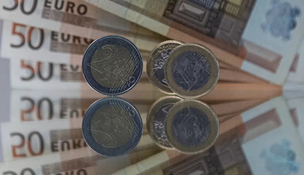 Zagreb, 22.02.2023 - Prvi put, u Hrvatskoj u srijedu je u 8 sati počeo upis državnih obveznica namijenjenih građanima, tzv. narodnih obveznica, minimalni ulog je 500 eura, a minimalna kamatna stopa koja će se obračunavati je 3,25 posto godišnje.Ilustracija, kovanica, graf, inflacija, euro, bdp, obveznica.foto HINA/ Damir SENČAR/ ds