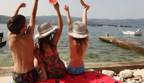 22.06.2023 - Trogir - Odmah na samom pocetku sluzbenog ljeta visoke temperature u dalmaciji termometar pokazuje i do 39 celzijevih stupnjeva na plazi, osvjezenje se trazi u moru Photo: Ivana Ivanovic/PIXSELL