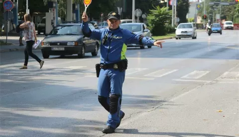 Policajac zaustavlja promet, akcija, policija, ilustracija