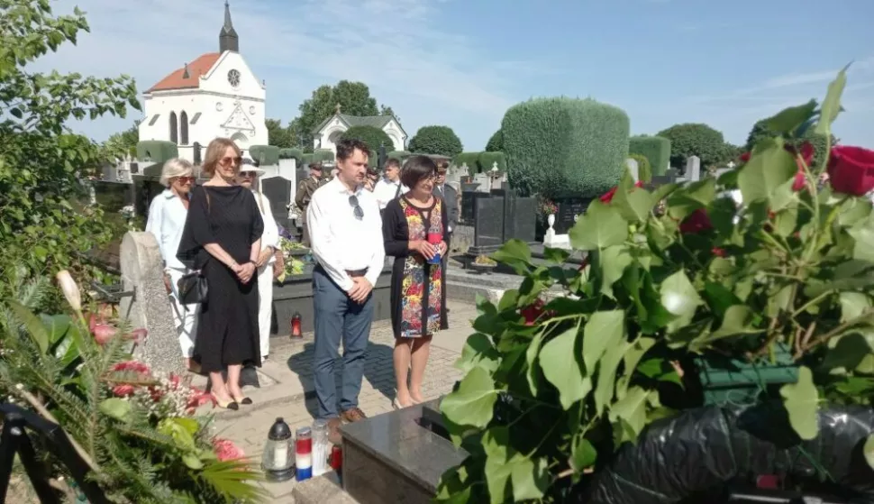 ĐakovoGradsko grobljeVijenci i svijeće za Josipa Reihl-Kira u povodu 34. godišnjice njegovog ubojstva