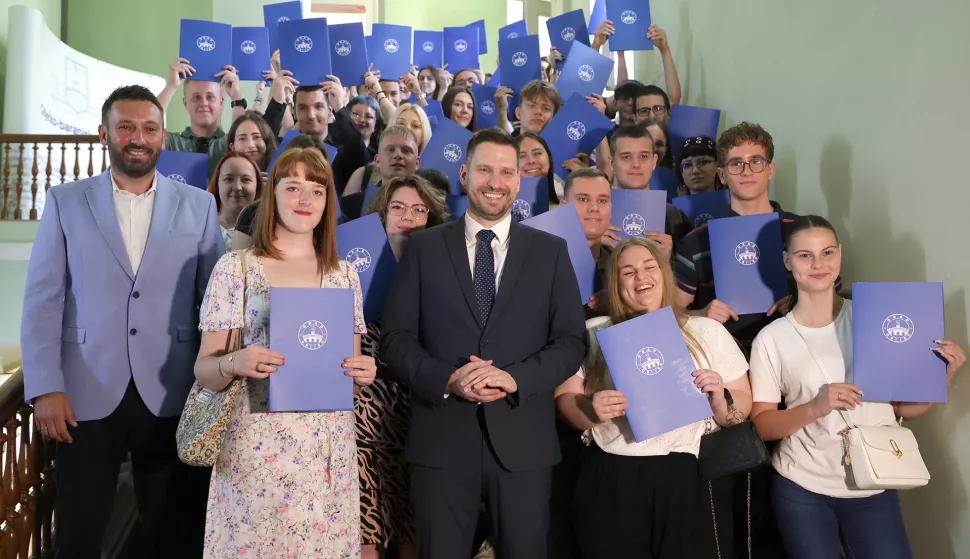 Osijek, 01. 07. 2025., Županijska 4, Velika vijećnica, dodjela, vaučer, vrijednosnica, vozački ispit, najbolji maturanti, zajednička fotografija; Josip Jukić; Ivan RadićSNIMIO BRUNO JOBST