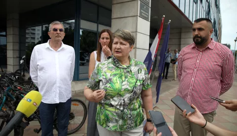 Zagreb, 01.07.2025 - Konferencija za medije novoosnovanog Srednjoškolskog sindikata Znanje, održana je ispred Ministarstva znanosti i obrazovanja. Na fotografiji Davor Pinter, Ivana Dujmović, predsjednica Srednjoškolskog sindikata Znanje, Nada Lovrić, Ivo Devčić.foto HINA/ Denis CERIĆ /dc