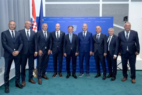 ZAGREB, 1. srpnja 2025. (Hina) - Predsjednici Vlade i Sabora - Andrej Plenković i Gordan Jandroković primili su u utorak, u odvojenim susretima, izaslanstvo Viteškog alkarskog društva na čelu s predsjednikom društva Stipom Jukićem, a glavna tema susreta bila je priprema za 310. Sinjsku alku 3. kolovoza.