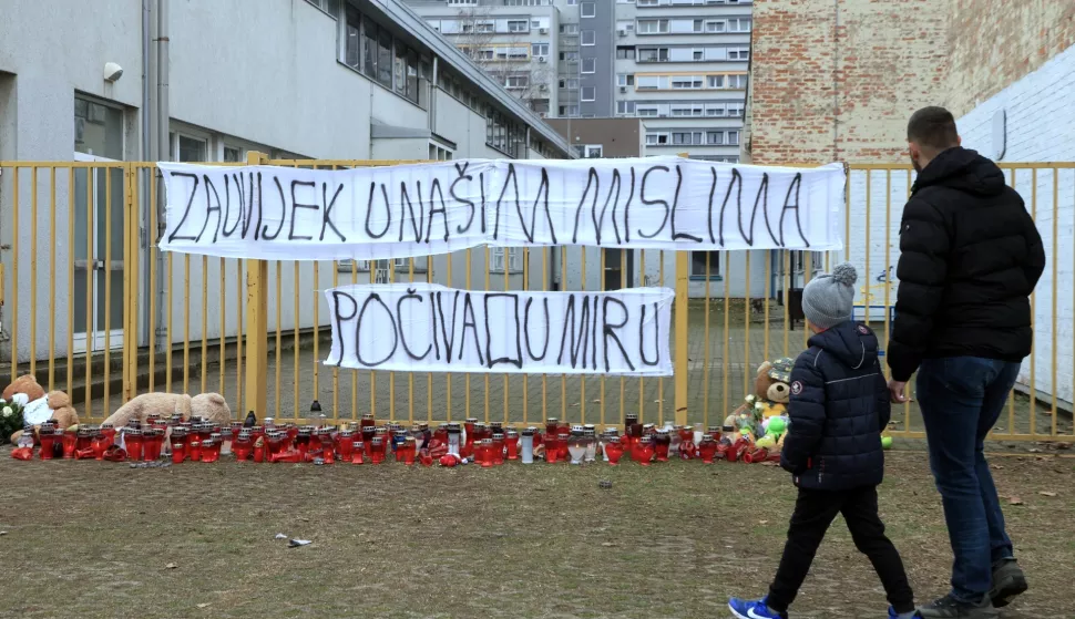 Zagreb.23.12.2024. - U zagrebačkoj osnovnoj školi Prečko građani se i dalje okupljaju i pale svijeće. foto HINA/ Tomislav Pavlek/ tp