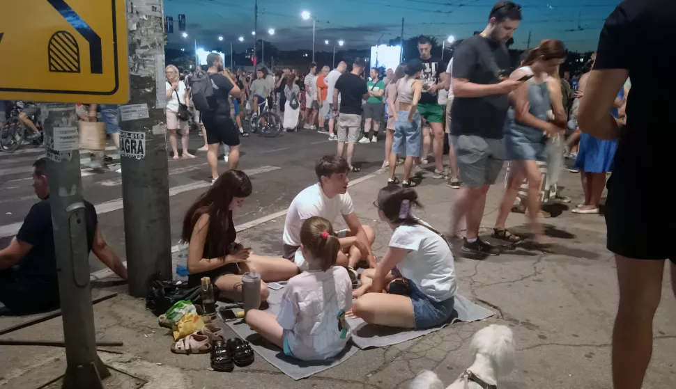 Beograd, 30.6.2025.- Valovi gra?anskog neposluha, na koji je pozvao studentski pokret s masovnog prosvjeda u subotu u Beogradu, uz zahtjev za raspisivanje prijevremenih izbora, ?ire se u ponedjeljak Srbijom brojnim blokadama koje su na prometnice i raskri?ja izvele tisu?e ljudi. foto HINA/ FoNet/ Bojana Milovanovi?/ ua
