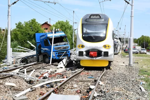 01.07.2025., Donji Andrijevci - Sudar vlaka i teretnog vozila na pruznom prijelazu bez rampe Trnavackoj ulici u Donjim Andrijevcima. Ima tesko ozlijedjenih. Photo: Ivica Galovic/PIXSELL