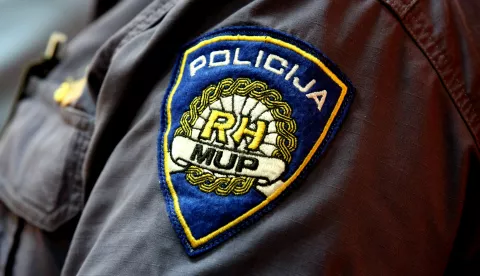 Zagreb, 04.07.2022. - Odrana je tematska konferencija za medije u povodu početka projekta "Sigurna turistička destinacija 2022 PU zagrebačke i zajedničkih hrvatsko-korejskih policijskih ophodnji. Na konferenciji su, između ostalih, sudjelovati Marko Raić, načelnik Policijske uprave zagrebačke, Junghuyn Park, Third Secretary and Vice Consul Embassy of the Republic of Korea to the Republic of Croatia, Martina Bienenfeld, direktorica Turističke zajednice grada Zagreba, Velimir Tima, voditelj Slube prevencije Policijske uprave zagrebačke i Marija Goatti, voditeljica Slube za izvjetajnu analitiku i odnose s javnoću Policijske uprave zagrebačke. Na fotografiji policijska oznaka. foto HINA /Zvonimir KUHTIĆ/ kuzo