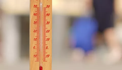 24.06.2021., Banja Luka, Bosna i Hercegovina - Danas je u nekoliko gradova BiH bio na snazi crveni meteoalarm koji upozorava na ekstremno visoke temperature. Reporter Pixsella je na Trg Krajine u Banja Luci u 15 sata postavio termometar koji je na suncu u roku od svega par minuta dosegao preko 50 stupnjeva Celzijusa. Sluzbeni podaci, za sada, su pokazali da je temperatura u hladu dosezala oko 38 stupnjeva. Banjalucana na ulicama skoro i da nije bilo, a oni koji su morali na ulicu osvjezavali su se vodom, sokom ili sladoledom. Ipak, na obalama Vrbasa druga slika. Vrbas je pun plivaca koji su se brckali u hladnoj vodi, a na obali su se rostiljali poznati banjalucki cevapi. Photo: Dejan Rakita/PIXSELL
