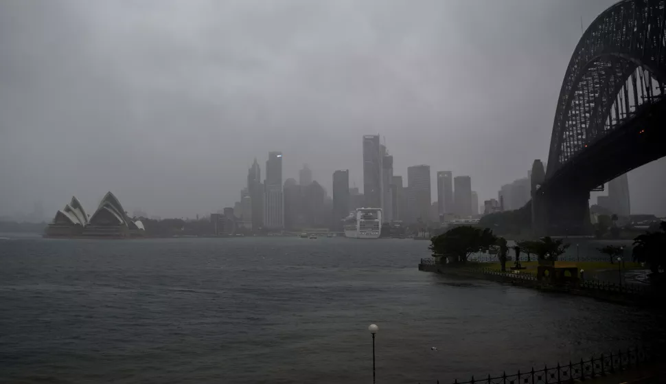 epa12207474 Rain falls over the city center in Sydney, Australia, 01 July 2025. Residents across an 800-kilometer stretch of coastline are bracing for severe weather that's due to dump up to 200 millimeters of rain and unleash winds of more than 100 kilometers per hour. EPA/BIANCA DE MARCHI AUSTRALIA AND NEW ZEALAND OUT