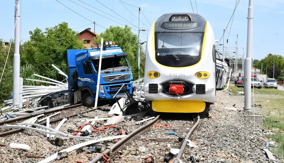 01.07.2025., Donji Andrijevci - Sudar vlaka i teretnog vozila na pruznom prijelazu bez rampe Trnavackoj ulici u Donjim Andrijevcima. Ima tesko ozlijedjenih. Photo: Ivica Galovic/PIXSELL