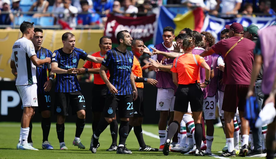 epa12207147 Henrikh Mkhitaryan of Inter Milan (5L) shouts at Fluminense head coach Renato Gaucho (R) in green cap following contact on the touchline during the FIFA Club World Cup 2025 match between Internazionale Milano and Fluminense in Charlotte, North Carolina, USA, 30 June 2025. EPA/JACOB KUPFERMAN