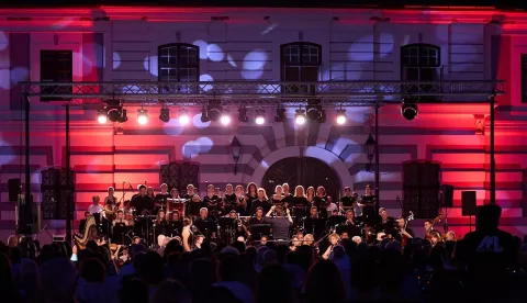 Operna noć ispred vinkovačke Gimnazije u izvedbi orkestra HNK-a Osijek