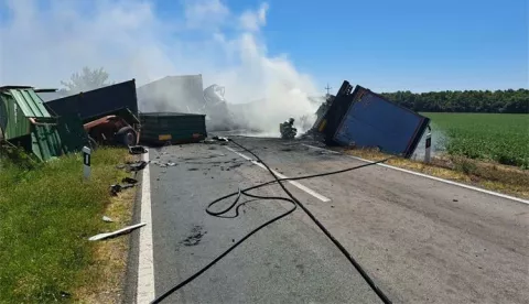 U sudaru dva kamiona i traktora između Orolika i Banovaca poginula jedna osoba