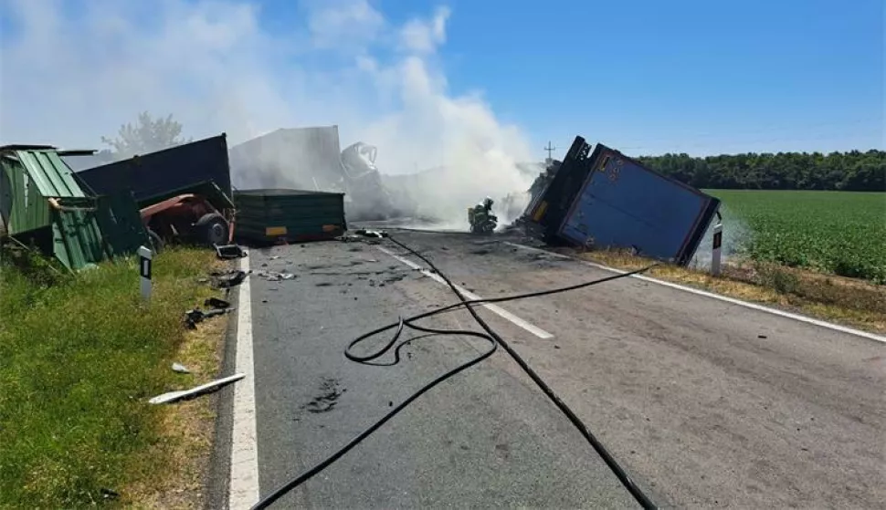 U sudaru dva kamiona i traktora između Orolika i Banovaca poginula jedna osoba
