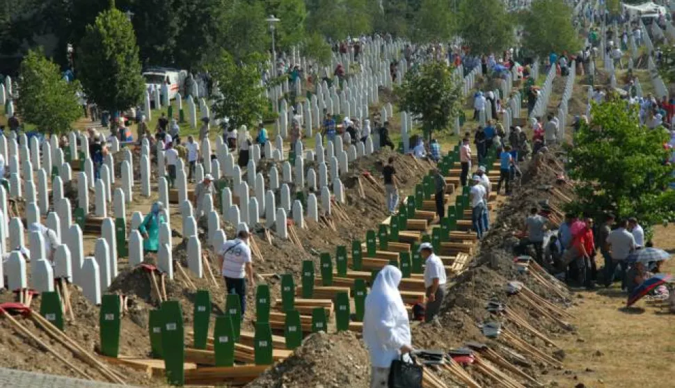 Potočari, Srebrenica: 11. 7. 2012.Od 8.372 rtve srebrničkog genocida jučer je, na 17. obljetnicu masakra nad Bonjacima, u Memorijalnom centru u Potočarima, sahranjeno 520 posmrtnih ostataka ekshumirannih i identificiranih DNK analizom, Snimio: Josip eri