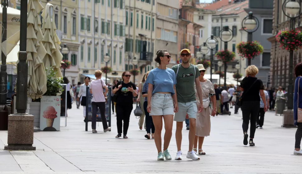 18.06.2024., Rijeka - Jos u gradu nema najavljenih visokih temperatura zraka. RFijecani secu na ugodnih 29 celzijevih u podne. Photo: Goran Kovacic/PIXSELL