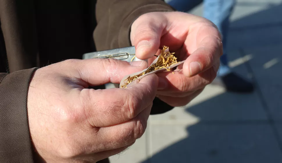 Osijek, 22. 02. 2023, Trg Ante Starcevica. Hrvatski dan nepusenja. Obiljezavanje. Ilustracija motanje cigareta.snimio GOJKO MITIĆ