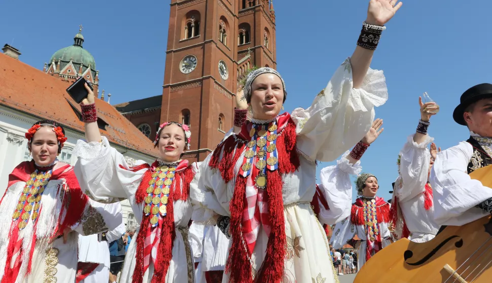Djakovo, 07. 07. 2024, Svecana povorka 58. Djakovackih vezova, folklorne skupine, svatovske zaprege i jahaci.snimio GOJKO MITIĆ