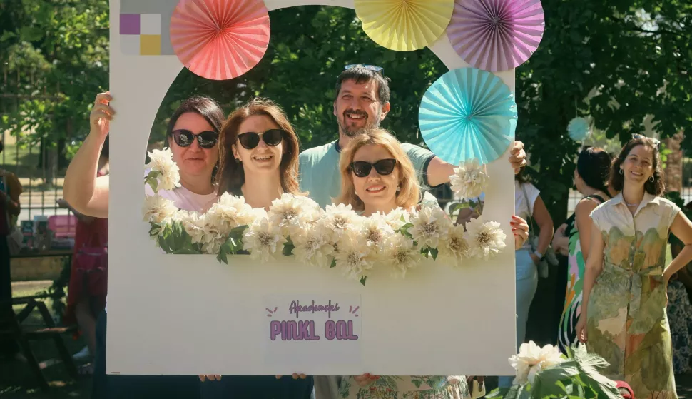 Akademski pinkl-bal u dvorištu Fakulteta za odgojne i obrazovne znanostiOsijek, 1. srpnja 2025.Snimila: Petra Bučević