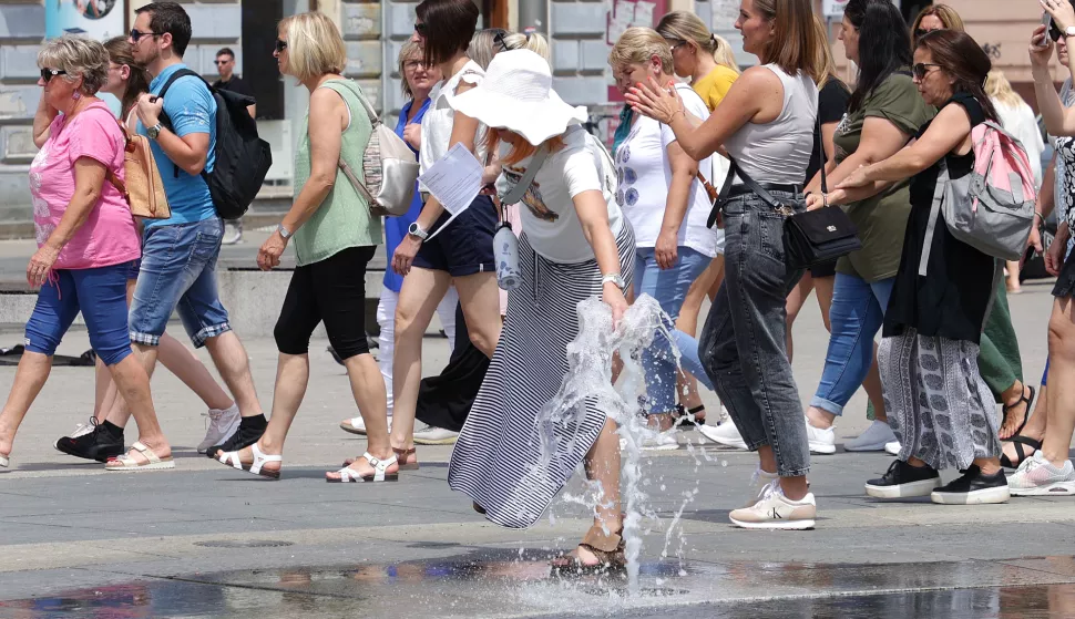 Osijek, 16. 06. 2025., Trg A. Starčevića, vrućina, vrućine, toplotni val, ljeto, ljetne vrućine, osvježenje, fontana, ljudi, slobodnjak; slobodnjaci SNIMIO BRUNO JOBST