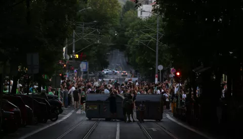 epa12209183 People walk past barricades during road blockades organized by students and anti-government demonstrators in Belgrade, Serbia, 01 July 2025. University students and anti-government protestors are demanding snap elections and release of detained protesters. EPA/ANDREJ CUKIC