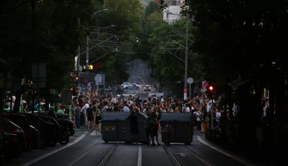 epa12209183 People walk past barricades during road blockades organized by students and anti-government demonstrators in Belgrade, Serbia, 01 July 2025. University students and anti-government protestors are demanding snap elections and release of detained protesters. EPA/ANDREJ CUKIC