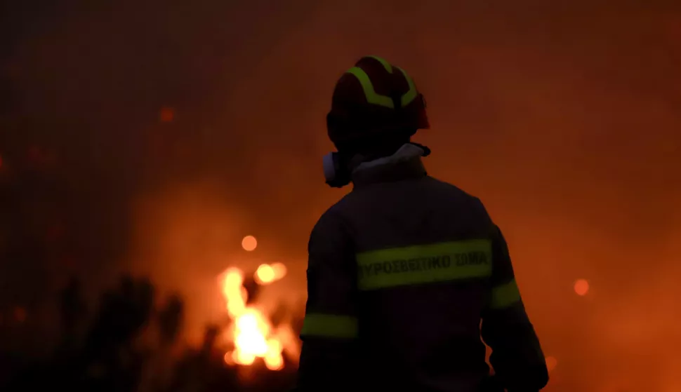 epa12211603 A firefighter works at the scene of a wildfire in Ierapetra, on Crete island, Greece, 02 July 2025. A large wildfire erupted in the afternoon in an agro-forested area in eastern Crete, at the Ahlia site in Lasithi prefecture, with authorities later issuing an alert to local residents to evacuate towards Ierapetra. A total of 155 firefighters were dispatched to the scene, operating 38 vehicles, while two water-dropping aircraft assisted. EPA/NIKOS CHALKIADAKIS