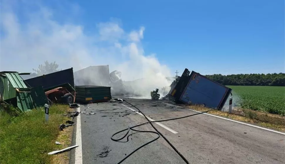 U sudaru dva kamiona i traktora između Orolika i Banovaca poginula jedna osoba