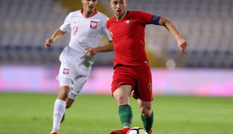 epa07179942 Portugal's Diogo Jota (R) in action against Poland's Bartosz Kapustka (L) during their Euro 2019 Sub-21 play-off match in Chaves, north of Portugal, 20 November 2018. EPA/PEDRO SARMENTO COSTA