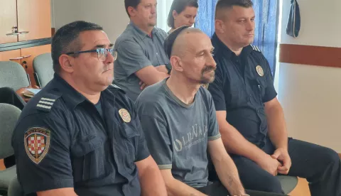 Bjelovar, 03.07.2025. - Na Županijskom sudu u Bjelovaru danas u 10 sati počelo je završno ročište na kojemu će biti donesena i objavljena nepravomoćna presuda Krešimiru Pahokiju (52), optuženom za šesterostruko ubojstvo u Domu za starije "Vianey" u Daruvaru. Izricanje presude očekuje se oko 14 sati. Na fotografiji Krešimir Pahoki. foto HINA/ Igor KOKORUŠ/ tm