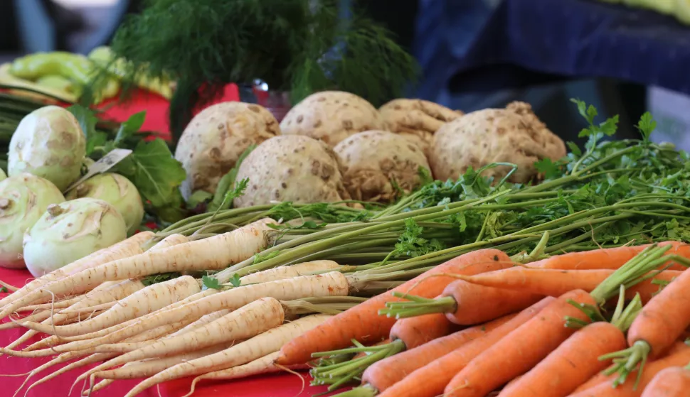 Osijek, 28. 05. 2025, Glavna tržnica na Gajevom trgu. Sezonska ponuda voća i povrća.snimio GOJKO MITIĆ