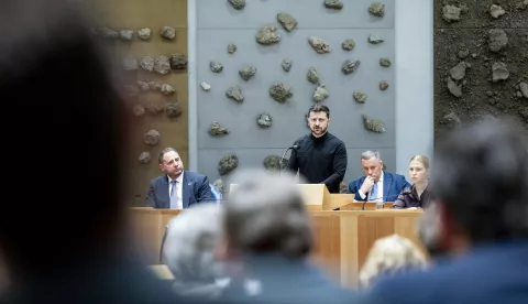 epa12194851 Ukrainian President Volodymyr Zelensky (C) speaks at the Lower House of the Dutch Parliament in The Hague, the Netherlands, 24 June 2025. Zelensky is in the Netherlands to attend the NATO summit. EPA/ROBIN VAN LONKHUIJSEN