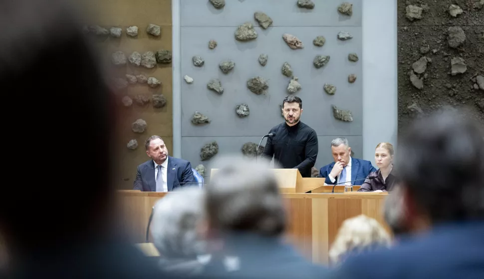 epa12194851 Ukrainian President Volodymyr Zelensky (C) speaks at the Lower House of the Dutch Parliament in The Hague, the Netherlands, 24 June 2025. Zelensky is in the Netherlands to attend the NATO summit. EPA/ROBIN VAN LONKHUIJSEN